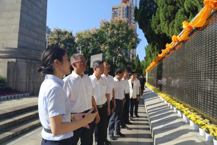 株洲市举行向烈士敬献花篮仪式