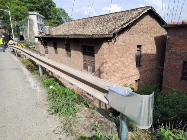 王仙镇:安装护栏暖人心 守护安全办实事