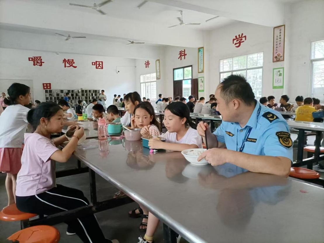 攸县市监局：创新"陪餐式"监管 护好师生"每一餐"