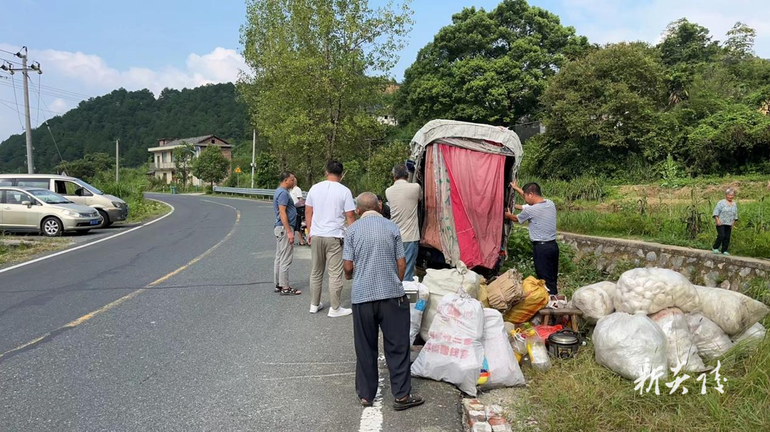 鹿原镇：老人骑车不慎侧翻 干群合力暖心救助