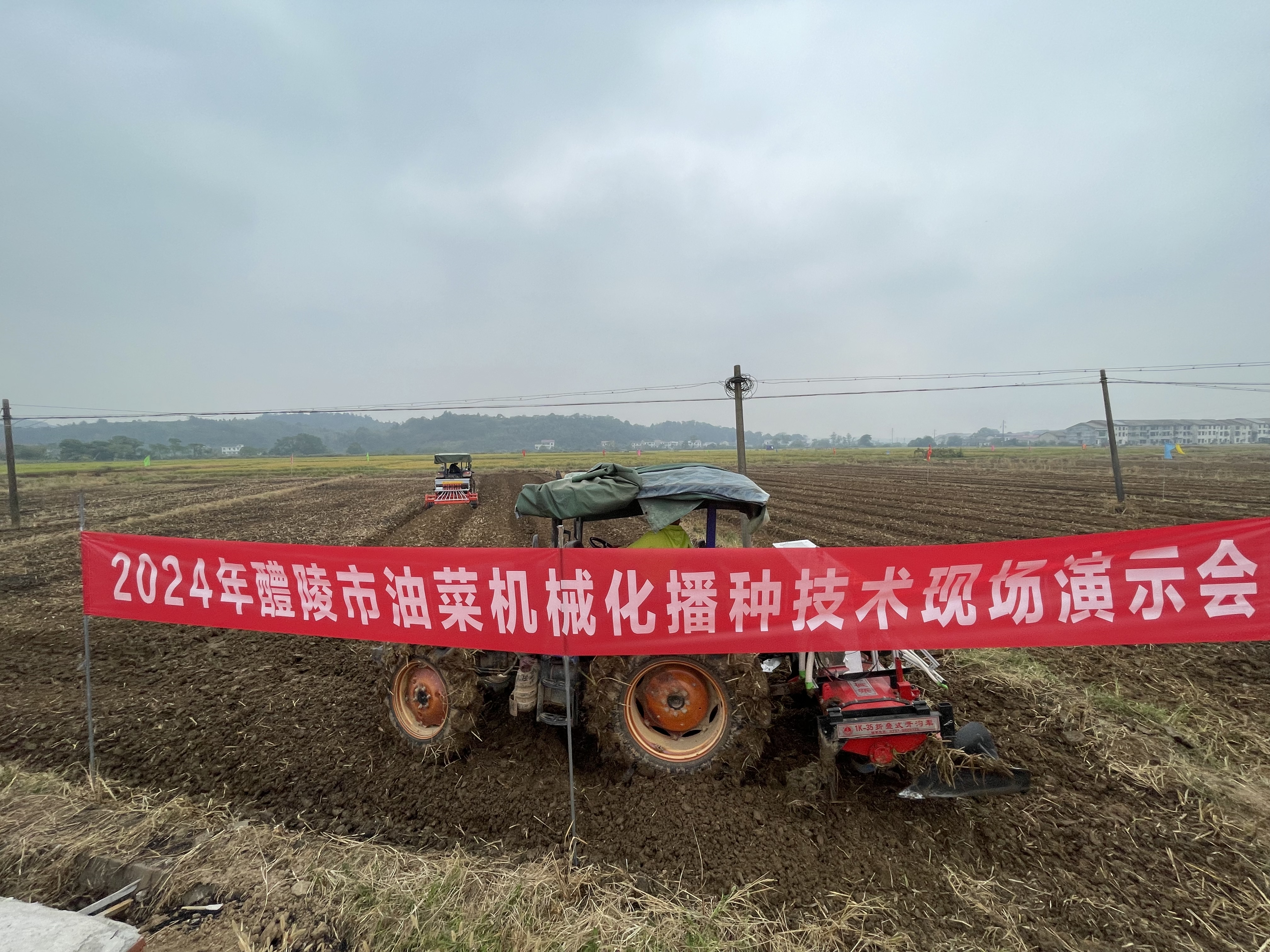 现场演示 推广油菜机械化生产