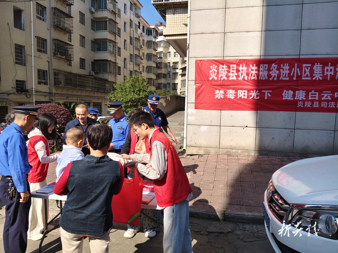 县城管局：禁毒宣传进小区 共筑健康家园
