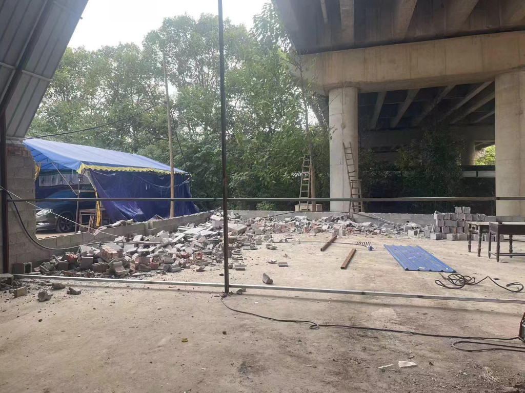 京港澳高速桥下违构拆除：还安全于高速
