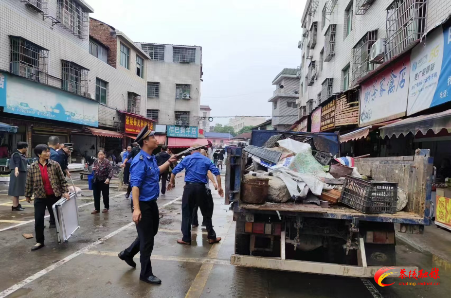 县城管局对农贸市场进行集中整治
