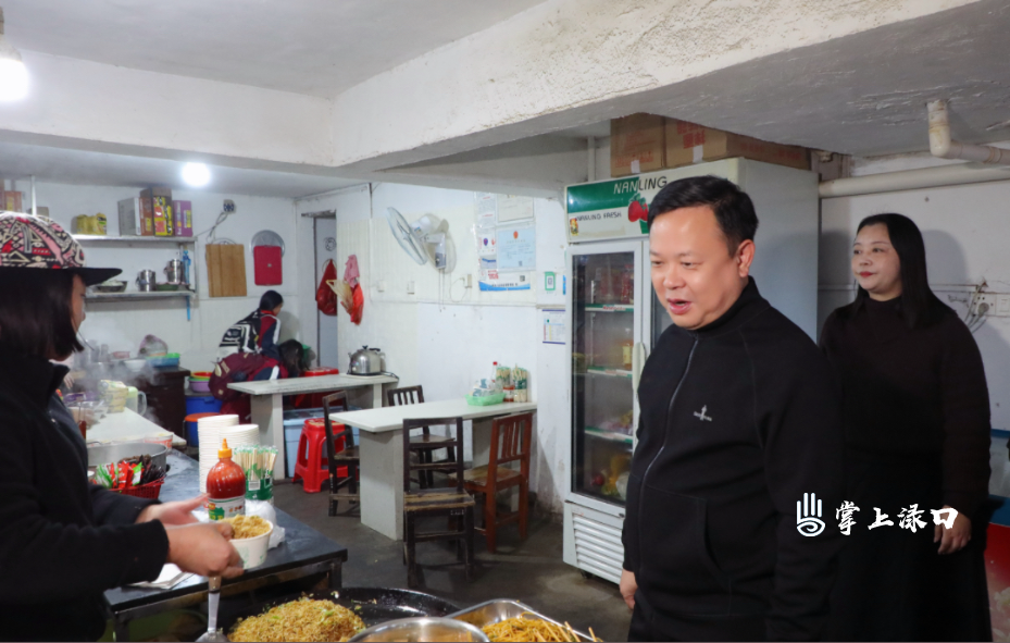 李晓彤到明德小学督导校园安全工作