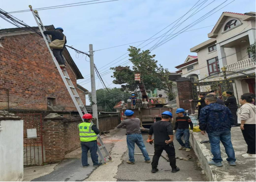 联星街道文化社区：拆除破损电线杆 保障群众出行无忧
