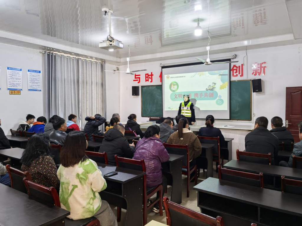 市交警大队:送考下乡