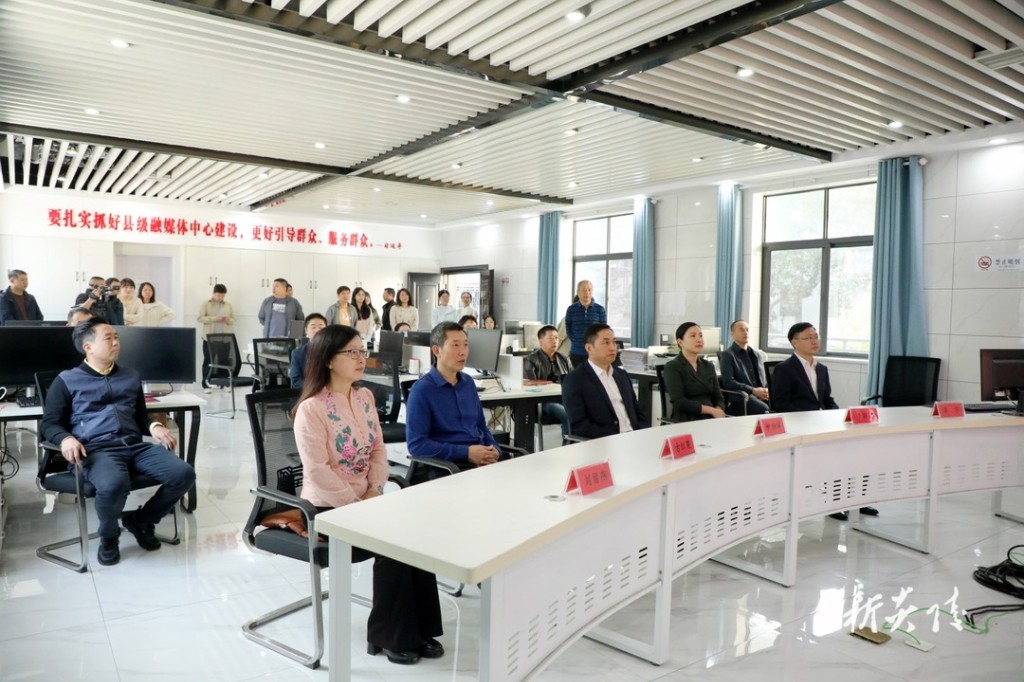庆祝第二十五个中国记者节:尹朝晖看望慰问新闻工作者