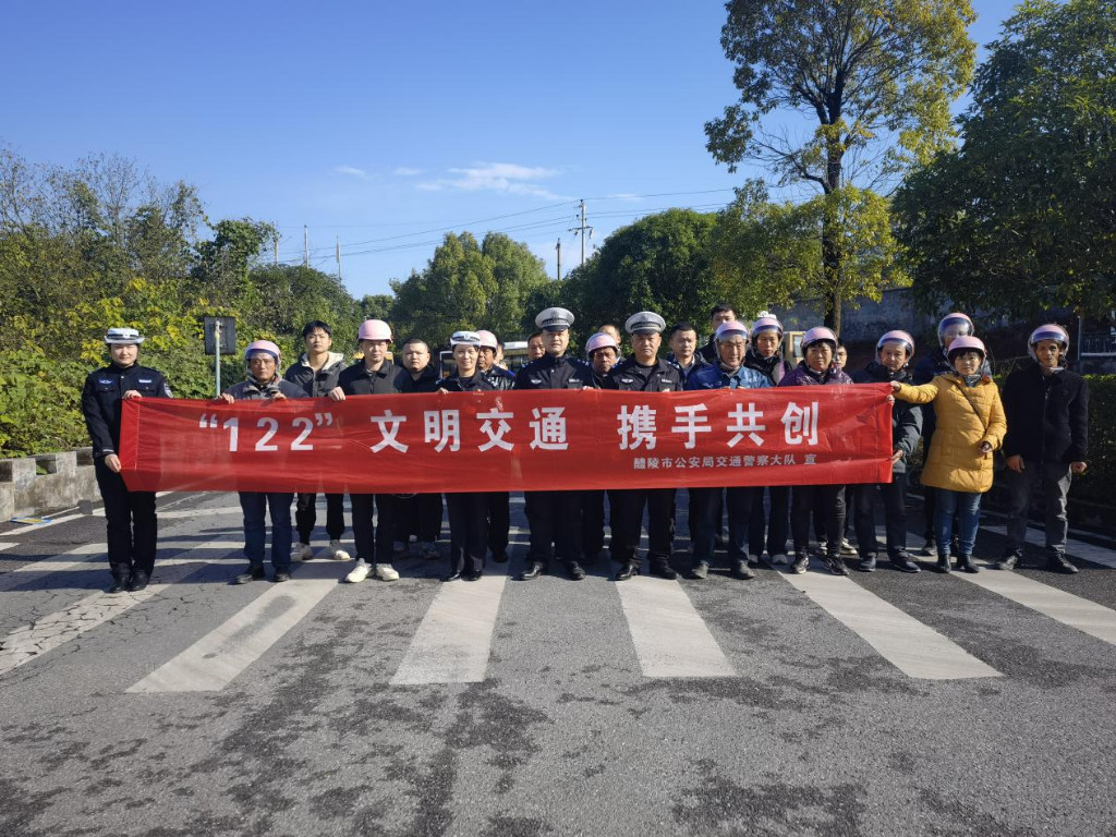 市交警大队:送考下乡