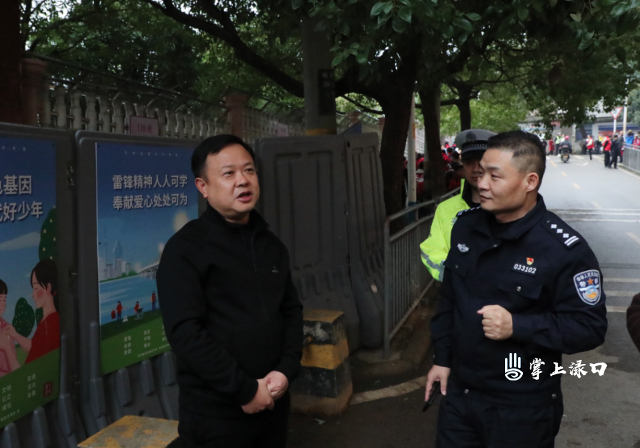 李晓彤到明德小学督导校园安全工作