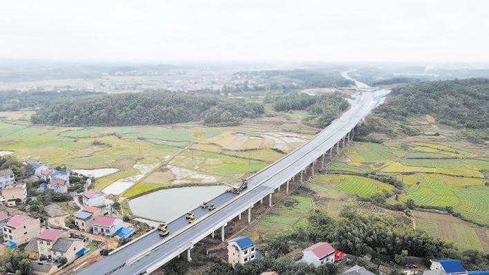 茶常高速茶陵段主线完成路面摊铺