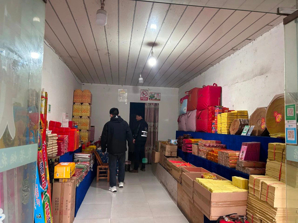 渌口镇开展烟花爆竹“打非治违”专项行动