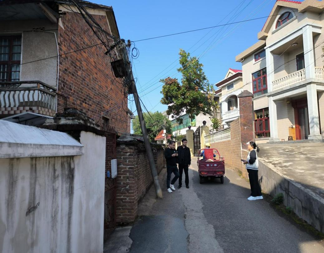 联星街道文化社区：拆除破损电线杆 保障群众出行无忧