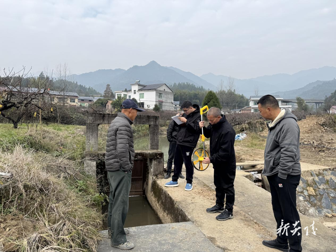 霞阳镇：修复老化水渠 重焕农田生机