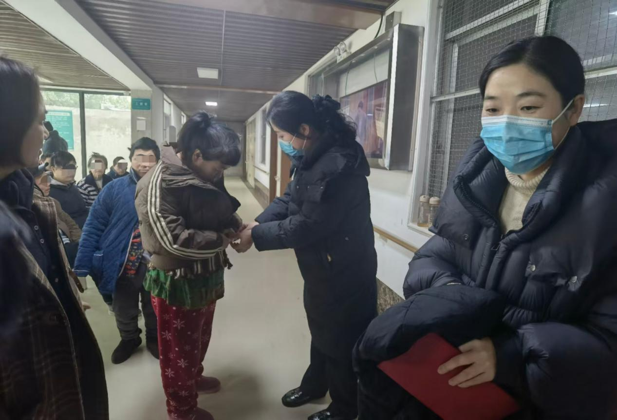 爱心企业伸援手，寒冬送暖护 “心” 衣