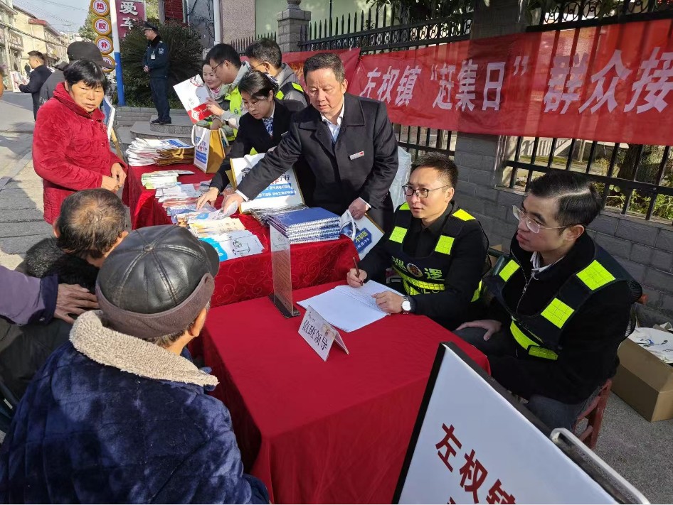 左权镇：“搭台摆摊”进集市 “把脉问诊”解民忧
