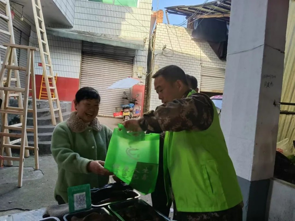 淦田镇禁毒宣传进集市，全面筑牢防毒线