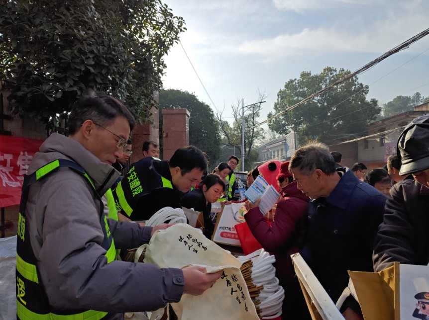 左权镇：“搭台摆摊”进集市 “把脉问诊”解民忧