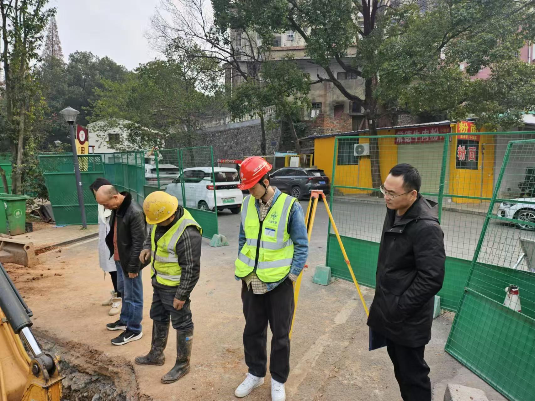 石峰区对辖区雨污分流项目进行安全生产检查