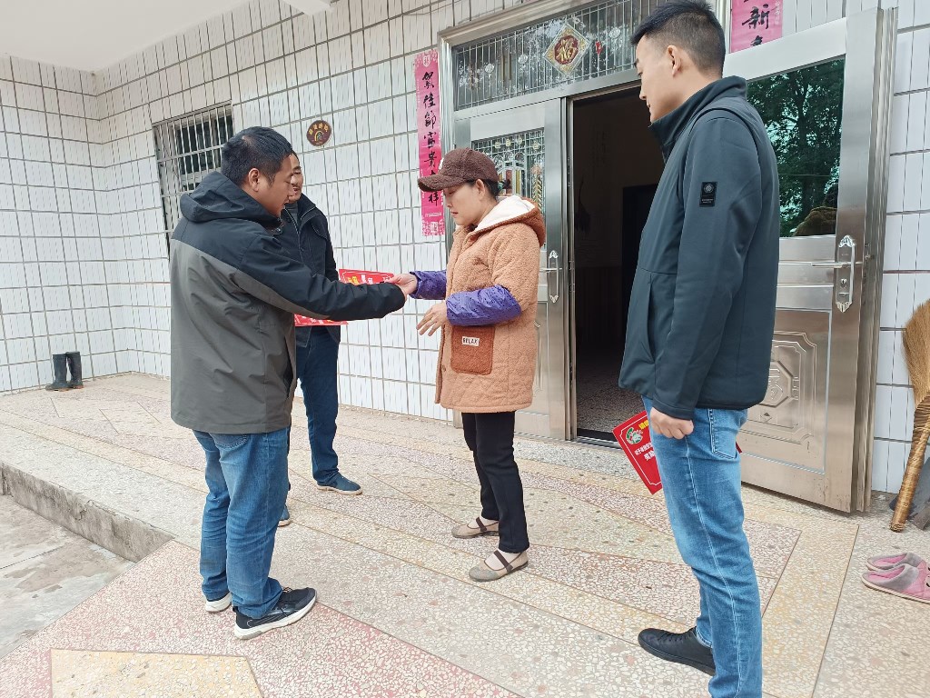 古岳峰镇开展“敲门行动”