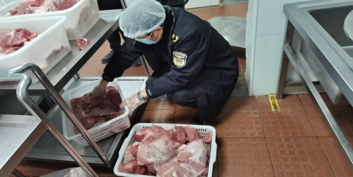 区市场监管局开展学校食堂肉制品检查，守护师生"舌尖上的安全"