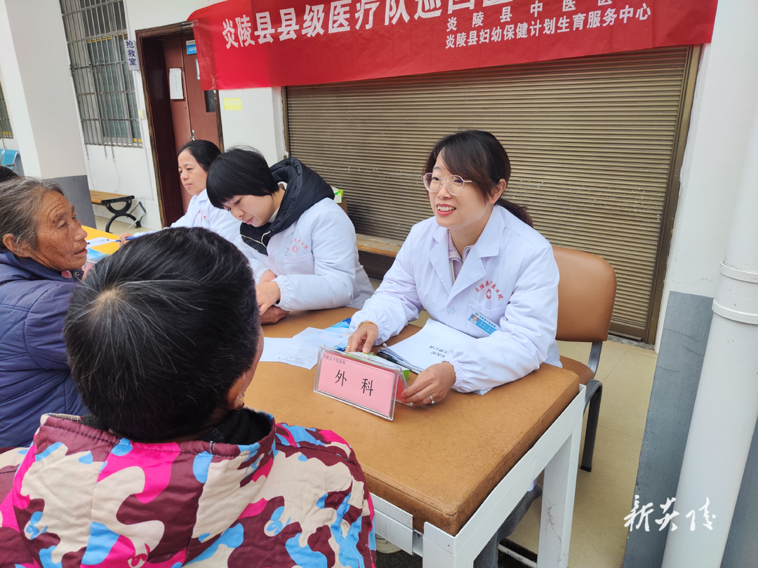 县中医医院：巡回医疗下基层 医疗服务暖民心