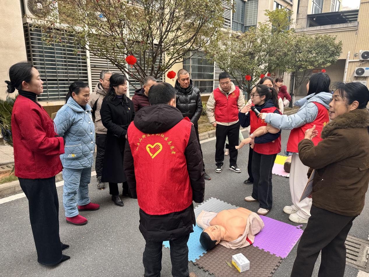 雅苑送福暖人心 中医义诊展关怀