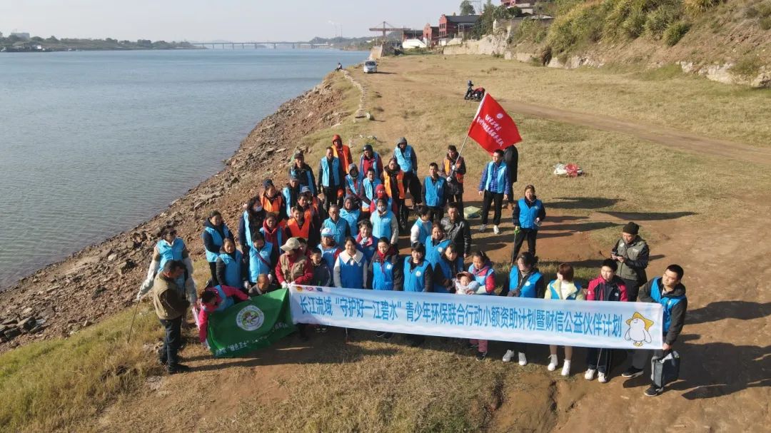 株洲、湘潭两地志愿者携手开展湘江净滩行动