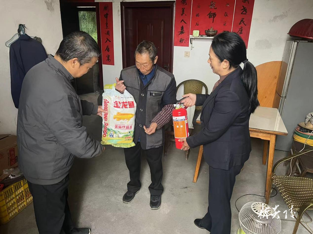 中村瑶族乡：寒冬送暖 保障独居老人安全过冬