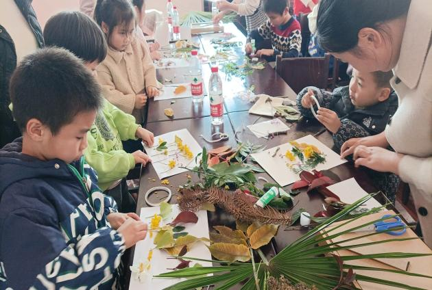 联星街道冯家坳村：手工拓染拾秋意，共同创作家乡美