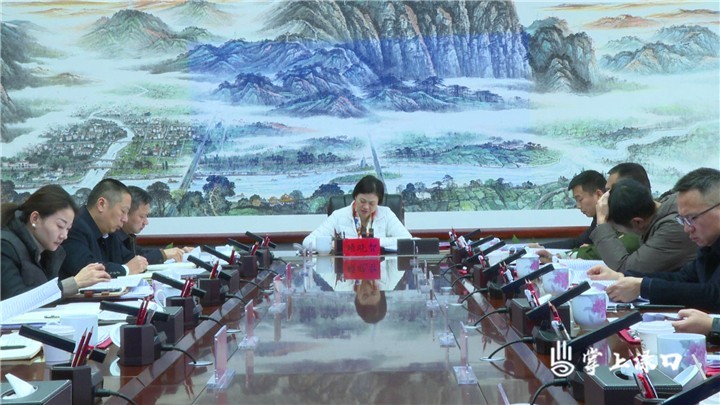 赖晓智主持召开区二届政府第53次常务会议