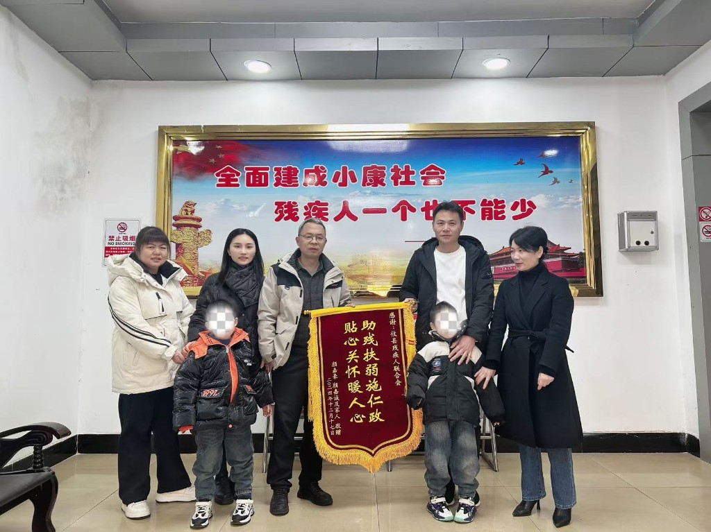 家属感恩送锦旗,民生实事暖人心