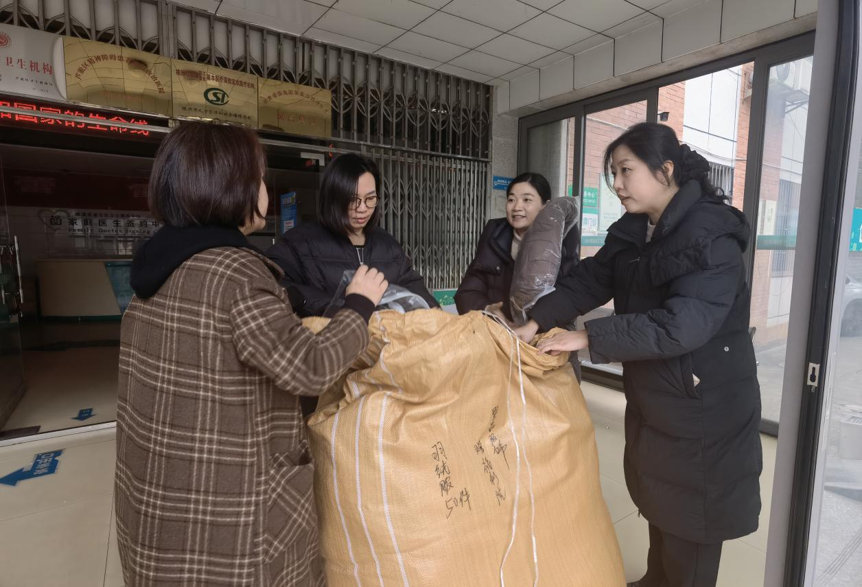 爱心企业伸援手，寒冬送暖护 “心” 衣