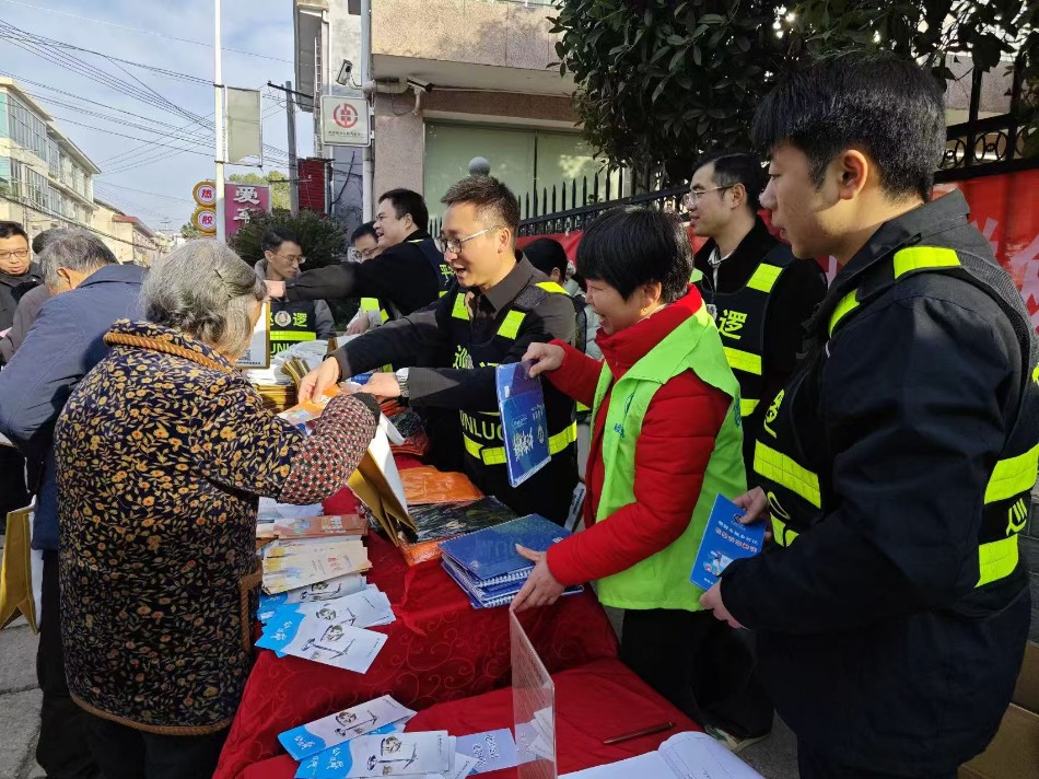 左权镇：“搭台摆摊”进集市 “把脉问诊”解民忧