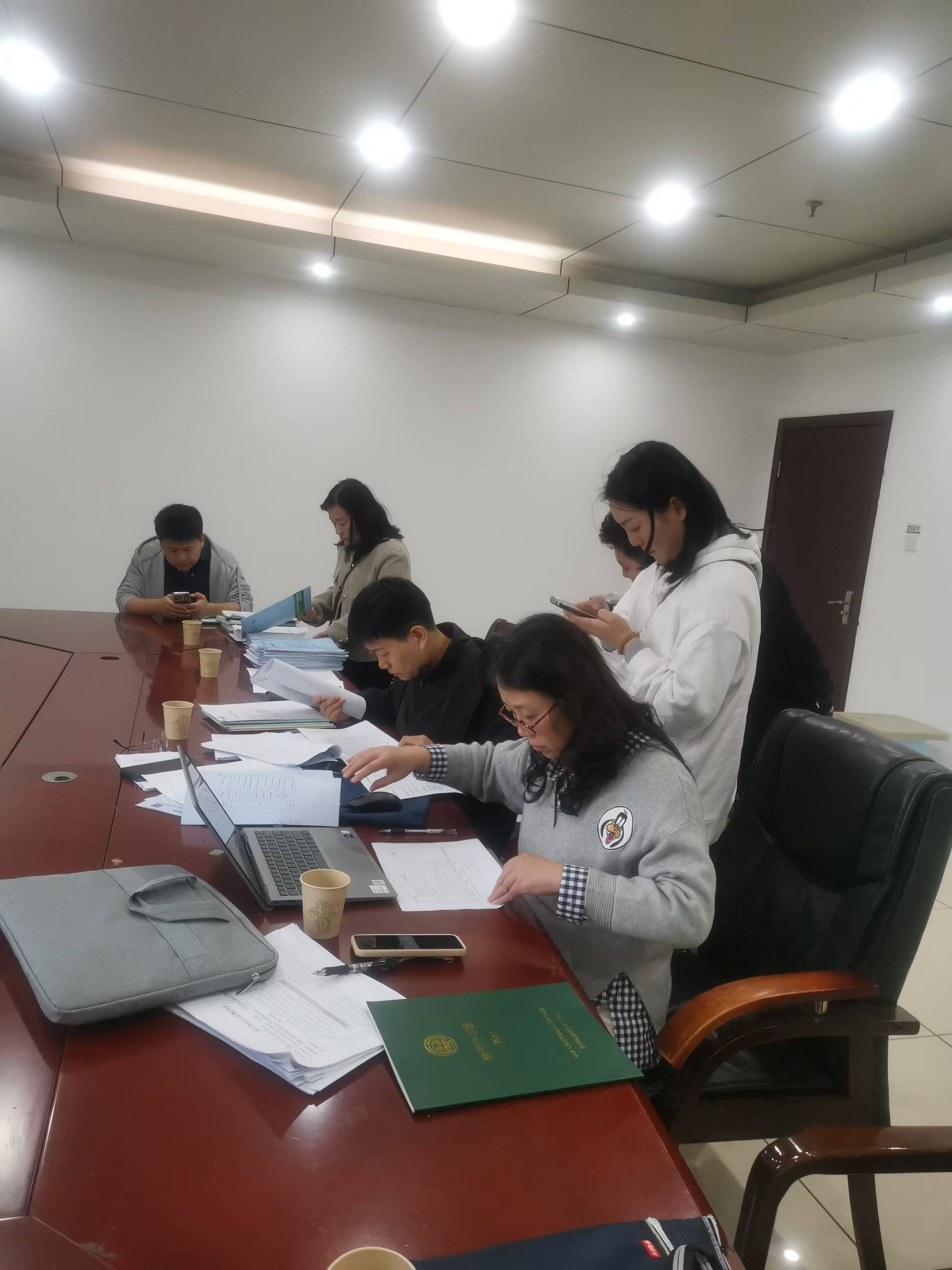 落实企业环保责任，荷塘区配合开展企业自行监测核查工作