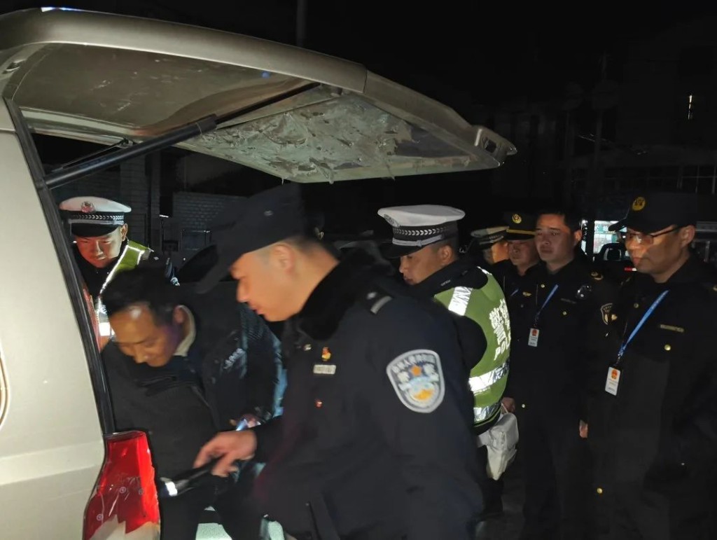 打击烟花爆竹非法违法行为，龙船镇在行动
