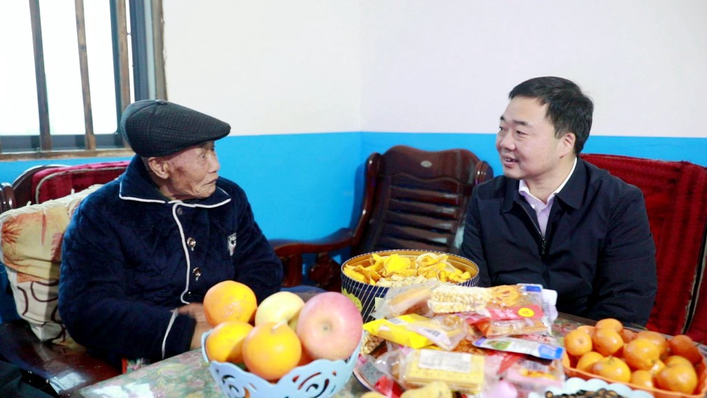 县委书记李鹏程走访慰问困难党员群众