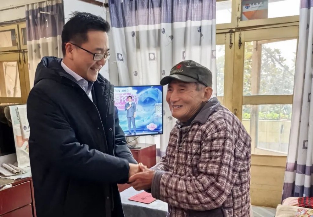 暖冬慰问 情满新春