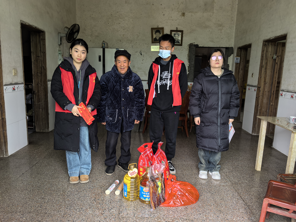 春联铺就新年景，物资温暖特困家