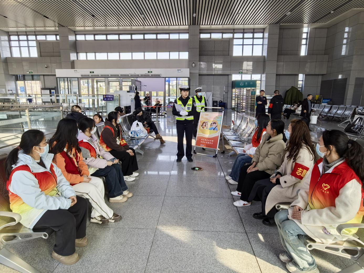 情满回家路——枫溪街道团工委开展春运志愿服务活动   