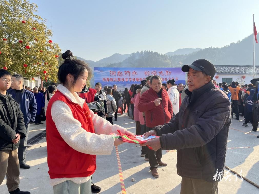 县司法局：法治风采献“村晚” “送法下乡”迎新春