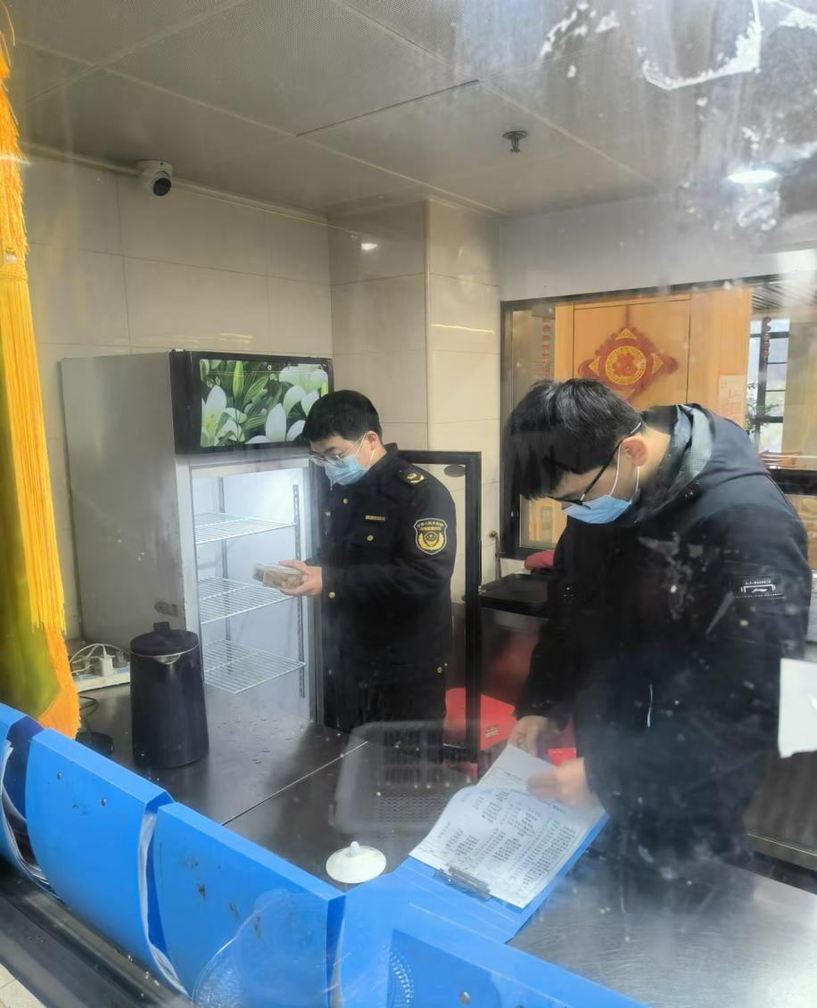 石峰区市场监督管理局开展“年关守护”专项行动， 构筑食品安全“防护网”