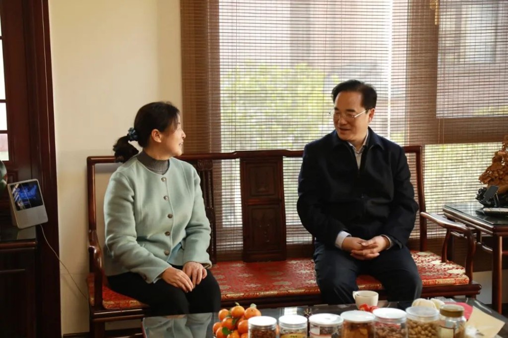 王利波走访慰问老领导并送上新春祝福