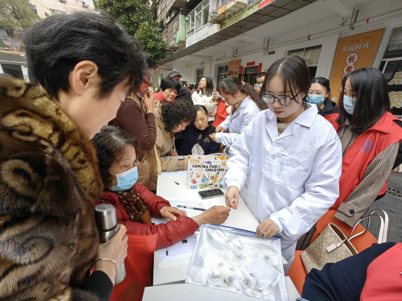 笔墨凝香迎新春，福满家园送春联