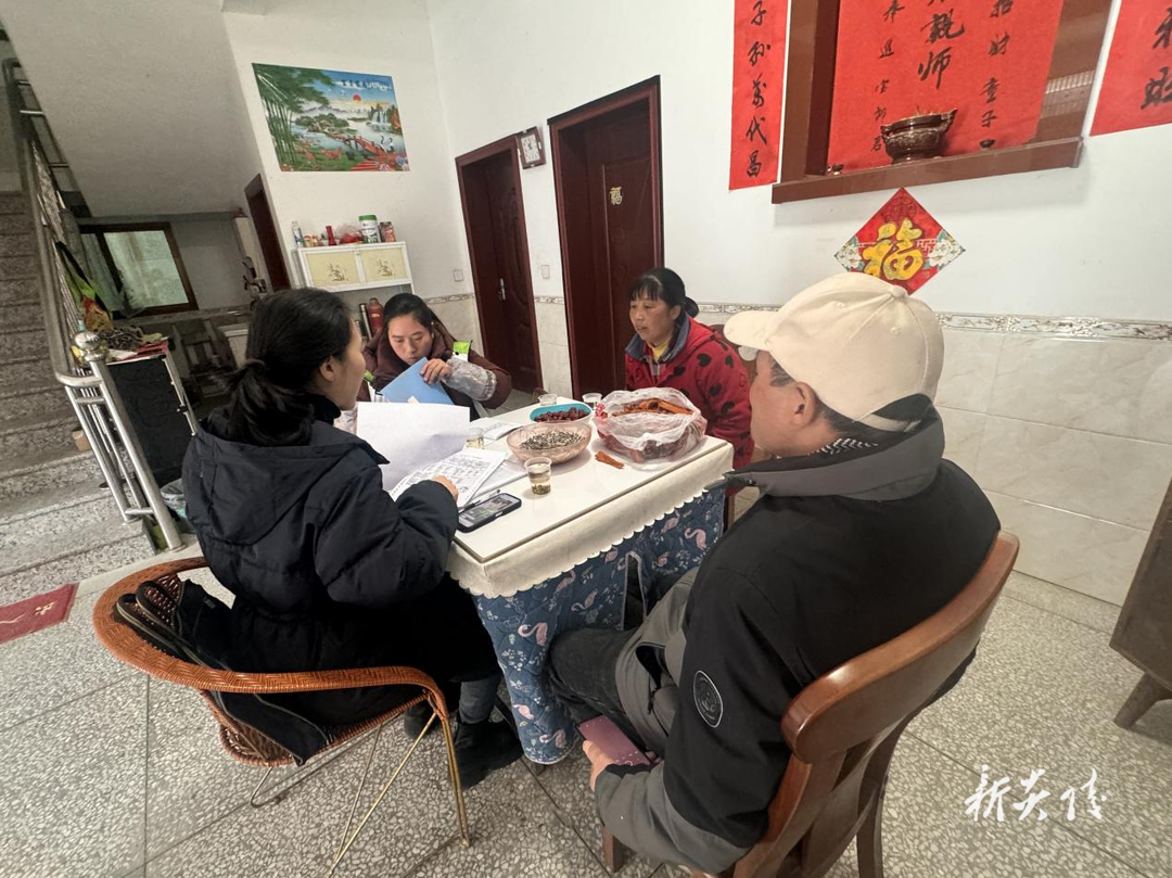 中村瑶族乡开展低保扩围工作