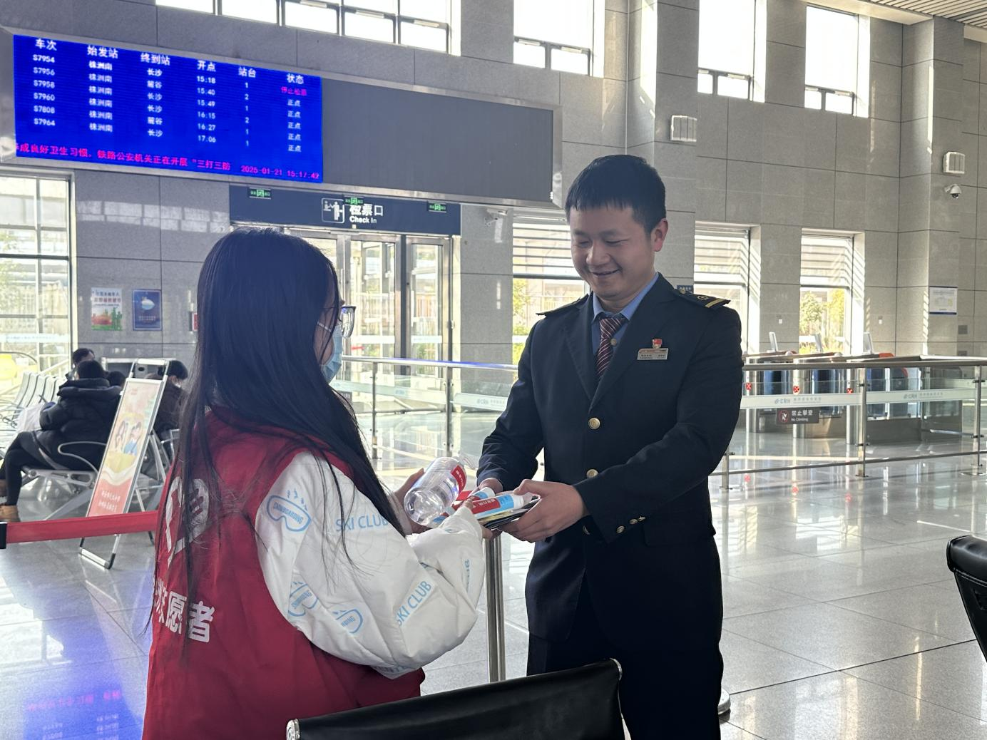 情满回家路——枫溪街道团工委开展春运志愿服务活动   