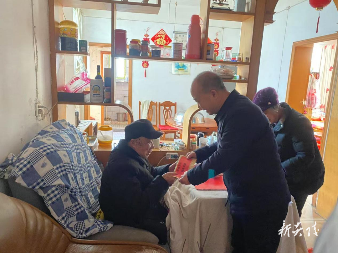 鹿原镇开展春节走访慰问退休老干部活动
