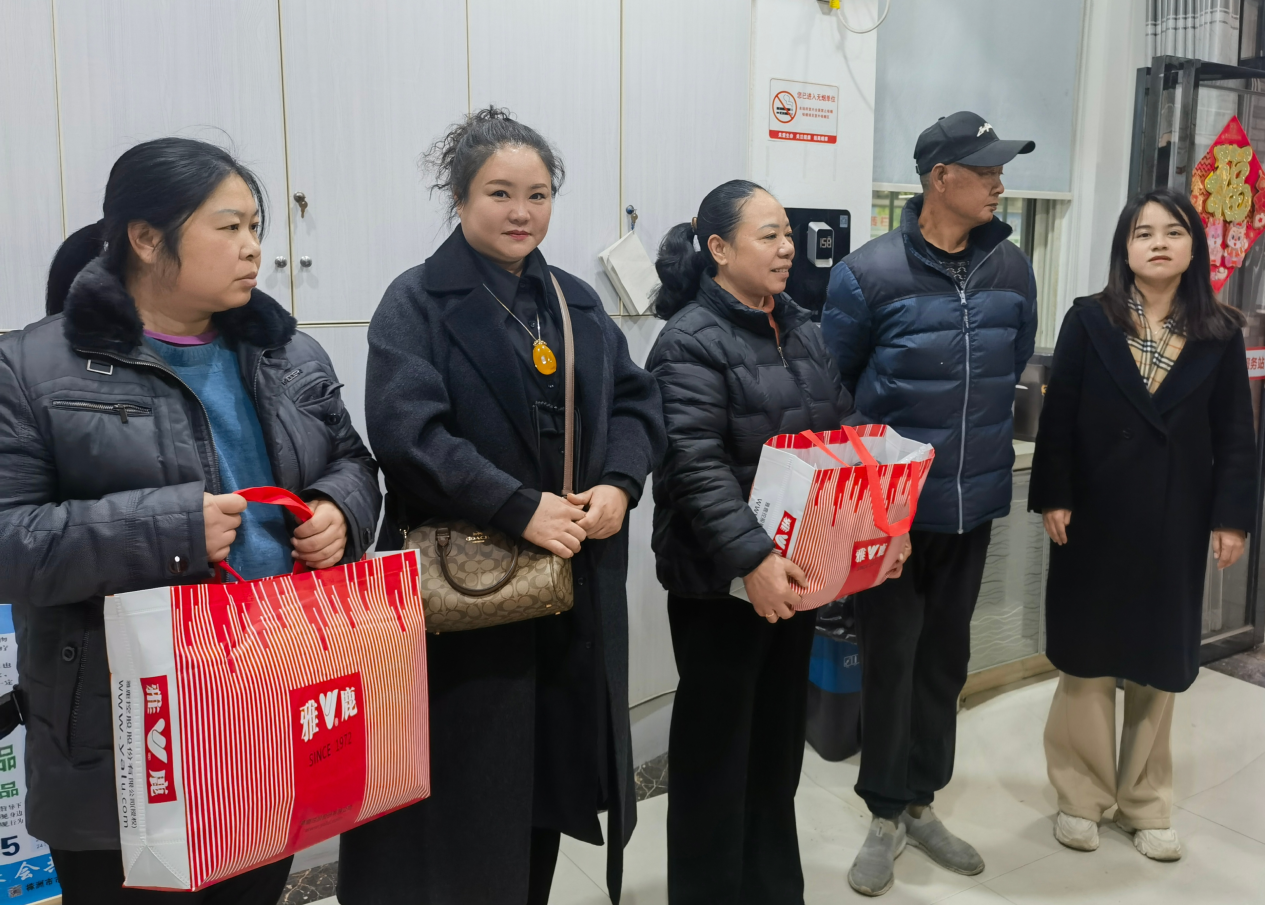 寒冬递暖,爱心衣传情 芦淞慈善会联合爱心企业冬日送关怀