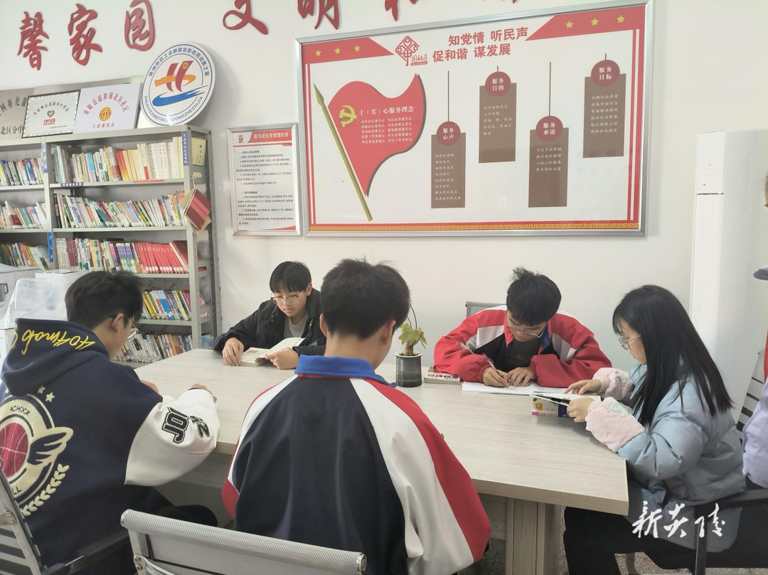 霞阳镇开展“书香阅读 伴我成长”活动