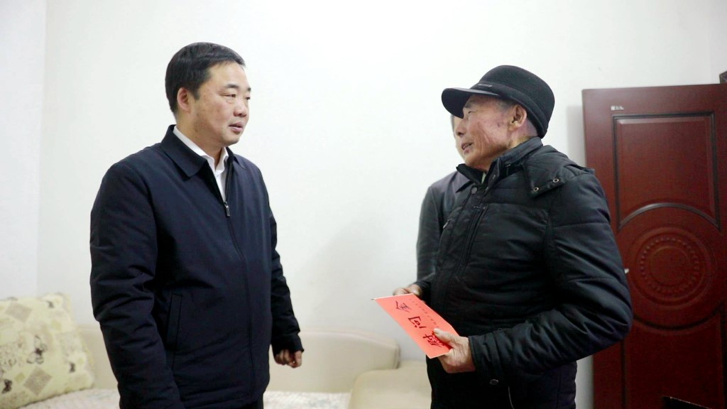 县委书记李鹏程走访慰问困难党员群众